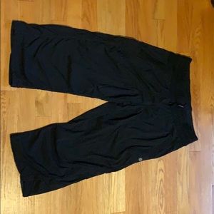 Lululemon black studio crop size 6